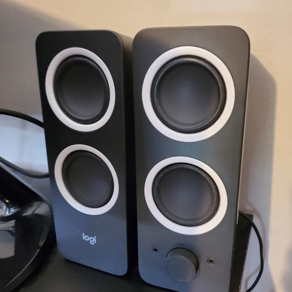 HP Desktop computer with monitor and speakers